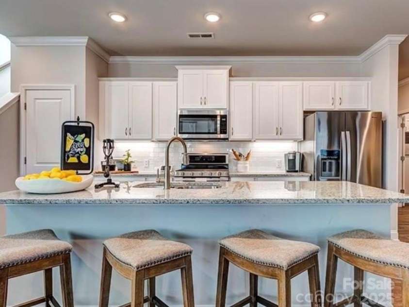 4505 Grove Manor Drive, Waxhaw, NC 28173.  MLS# CAR4303200, YatesRealty ID 9432. Kitchen