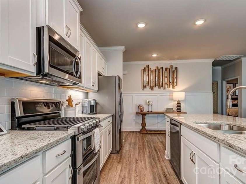 4505 Grove Manor Drive, Waxhaw, NC 28173.  MLS# CAR4303200, YatesRealty ID 9432. Kitchen