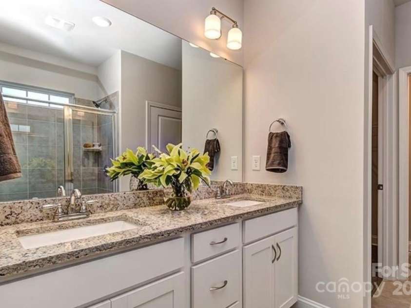 4505 Grove Manor Drive, Waxhaw, NC 28173.  MLS# CAR4303200, YatesRealty ID 9432. Primary Bath