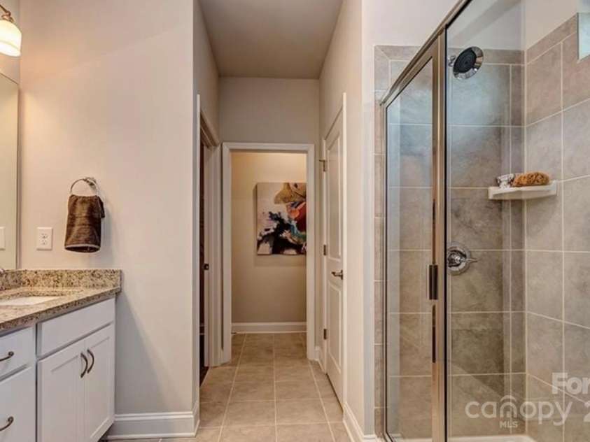 4505 Grove Manor Drive, Waxhaw, NC 28173.  MLS# CAR4303200, YatesRealty ID 9432. Primary Bath