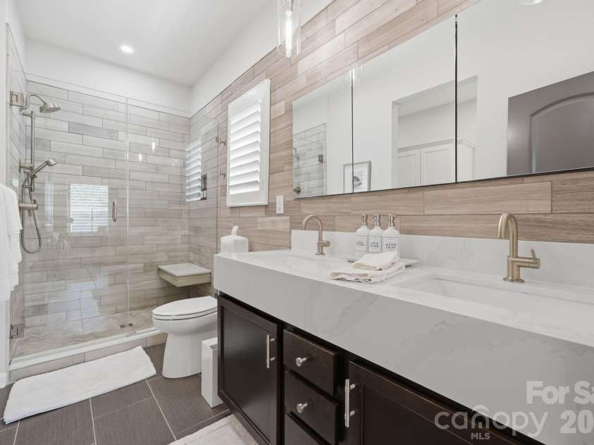 30132 Turtle Point Court, Lancaster, SC 29720.  MLS# CAR4360066, YatesRealty ID 9433. Primary suite bath