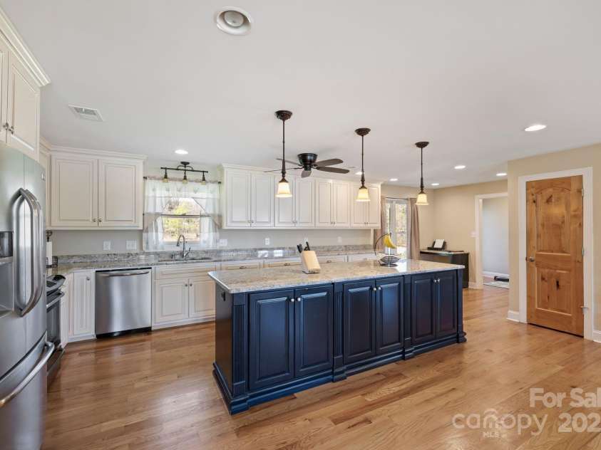 8194 Mallard Road, Denver, NC 28037.  MLS# CAR4241110, YatesRealty ID 9434. Gourmet Kitchen