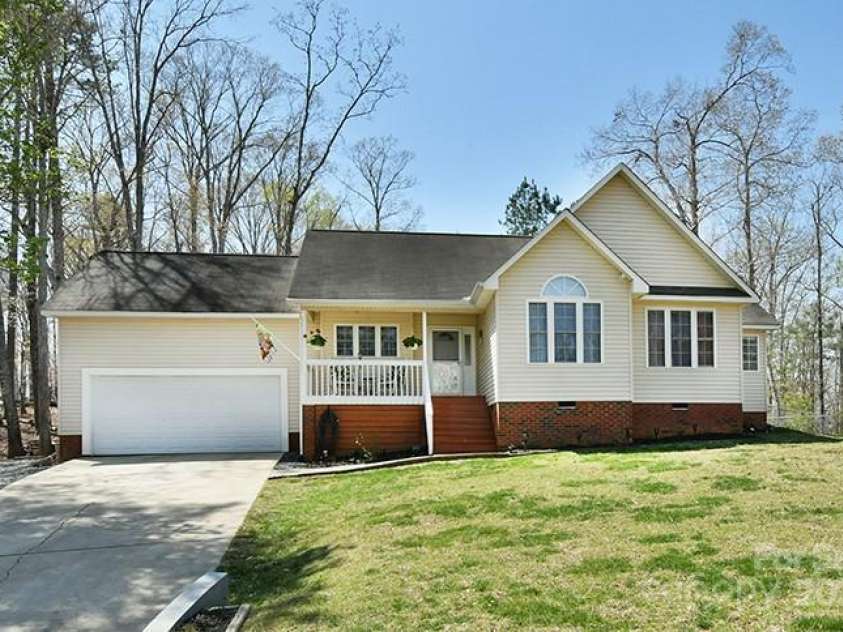 623 Roxboro Drive, Mount Gilead, NC 27306.  MLS# CAR4241281, YatesRealty ID 9435. 