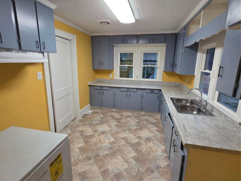703 Buffalo Street, Shelby, NC 28150.  MLS# CAR4331617, YatesRealty ID 9437. Kitchen