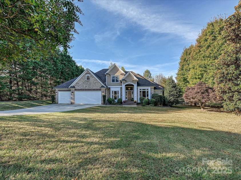 118 Broadbill Drive, Mooresville, NC 28117.  MLS# CAR4314985, YatesRealty ID 9439. Gorgeous Home located on a large (.83 acre), private lot (on 13th hole of the GC)! 
