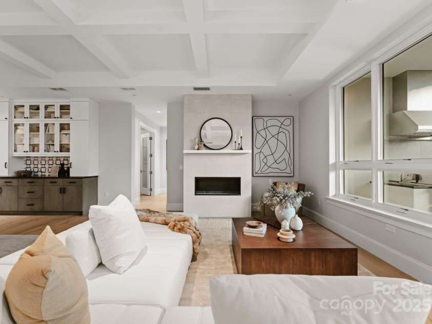130 Cherokee Road, Charlotte, NC 28207.  MLS# CAR4125044, YatesRealty ID 944. 