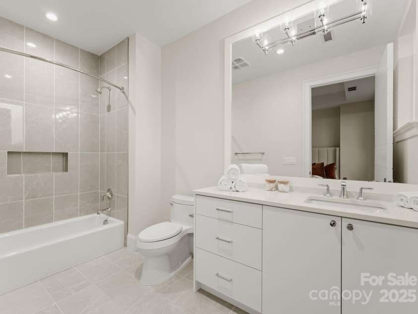 130 Cherokee Road, Charlotte, NC 28207.  MLS# CAR4125044, YatesRealty ID 944. 