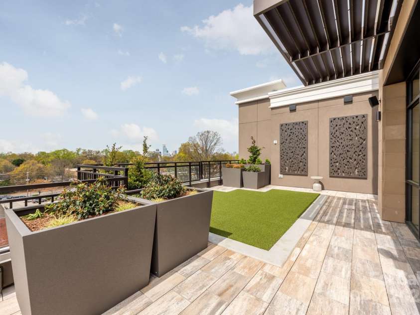 130 Cherokee Road, Charlotte, NC 28207.  MLS# CAR4125044, YatesRealty ID 944. Roof top dog area