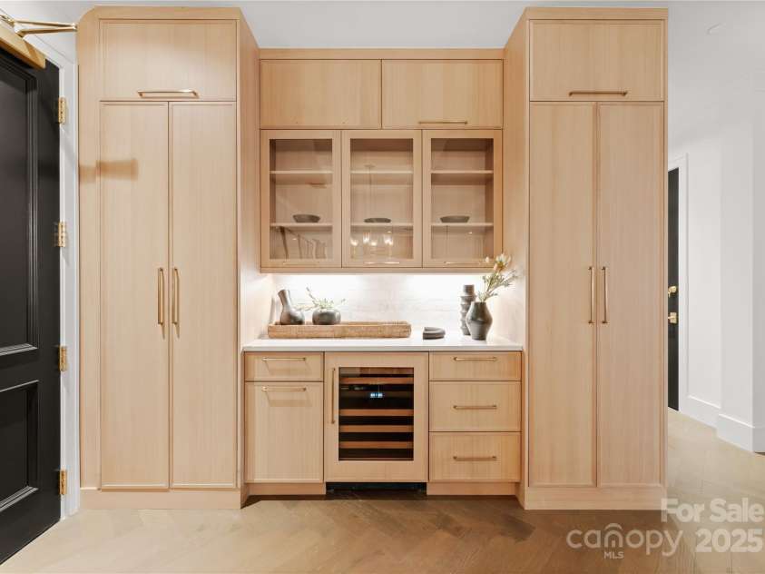 130 Cherokee Road, Charlotte, NC 28207.  MLS# CAR4214781, YatesRealty ID 944. 