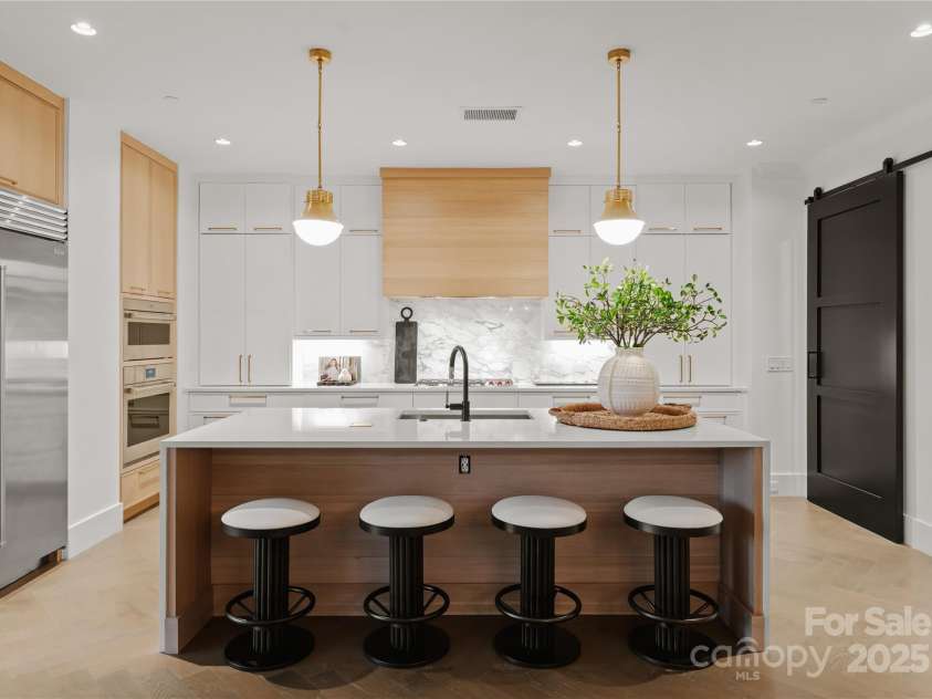 130 Cherokee Road, Charlotte, NC 28207.  MLS# CAR4214781, YatesRealty ID 944. 