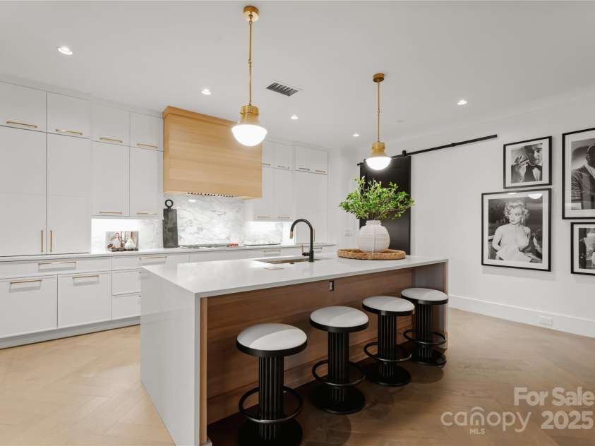 130 Cherokee Road, Charlotte, NC 28207.  MLS# CAR4214781, YatesRealty ID 944. 