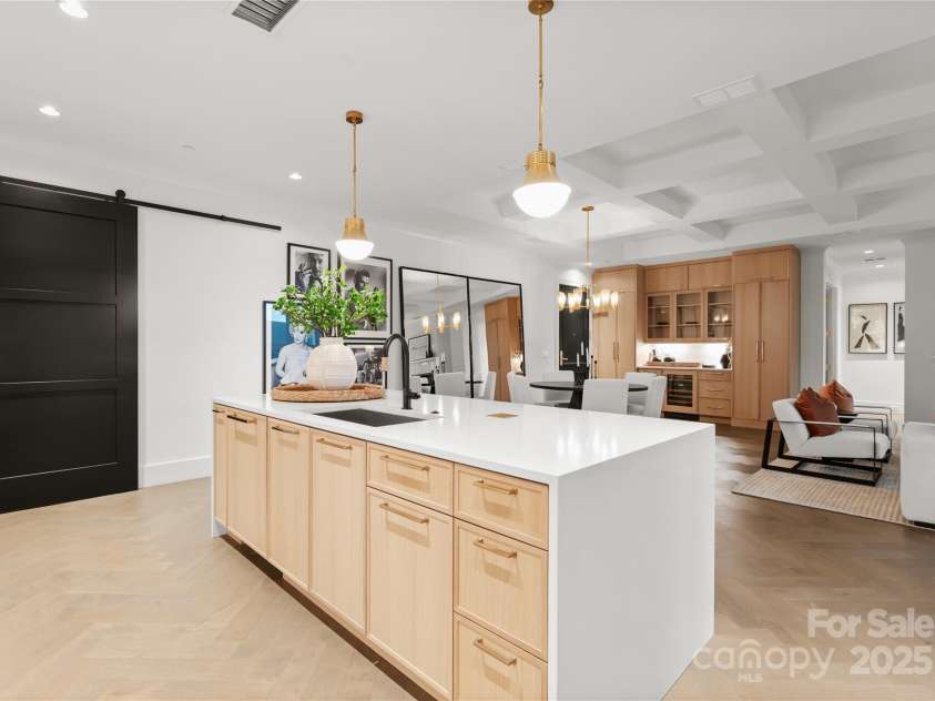 130 Cherokee Road, Charlotte, NC 28207.  MLS# CAR4214781, YatesRealty ID 944. 