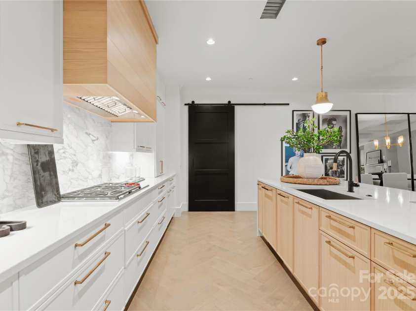 130 Cherokee Road, Charlotte, NC 28207.  MLS# CAR4214781, YatesRealty ID 944. 