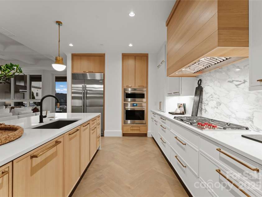 130 Cherokee Road, Charlotte, NC 28207.  MLS# CAR4214781, YatesRealty ID 944. 