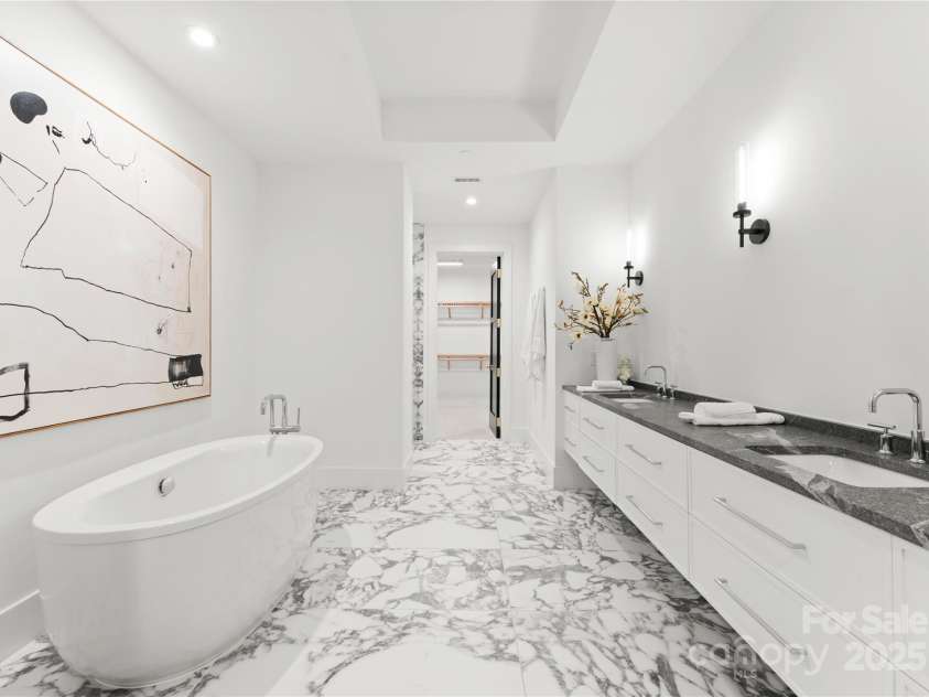 130 Cherokee Road, Charlotte, NC 28207.  MLS# CAR4214781, YatesRealty ID 944. 