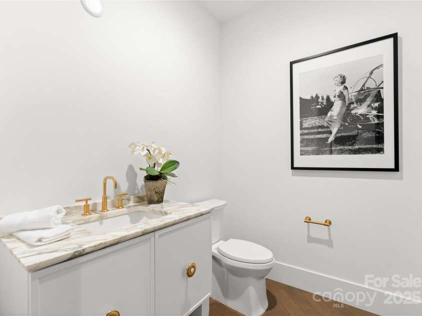 130 Cherokee Road, Charlotte, NC 28207.  MLS# CAR4214781, YatesRealty ID 944. 