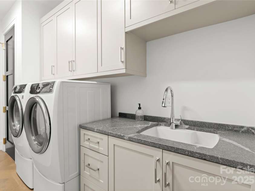 130 Cherokee Road, Charlotte, NC 28207.  MLS# CAR4214781, YatesRealty ID 944. 