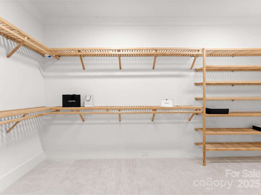 130 Cherokee Road, Charlotte, NC 28207.  MLS# CAR4214781, YatesRealty ID 944. 