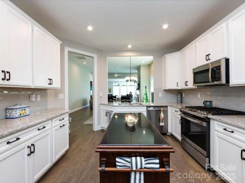 7337 Overjoyed Crossing, Charlotte, NC 28215.  MLS# CAR4274967, YatesRealty ID 944. 