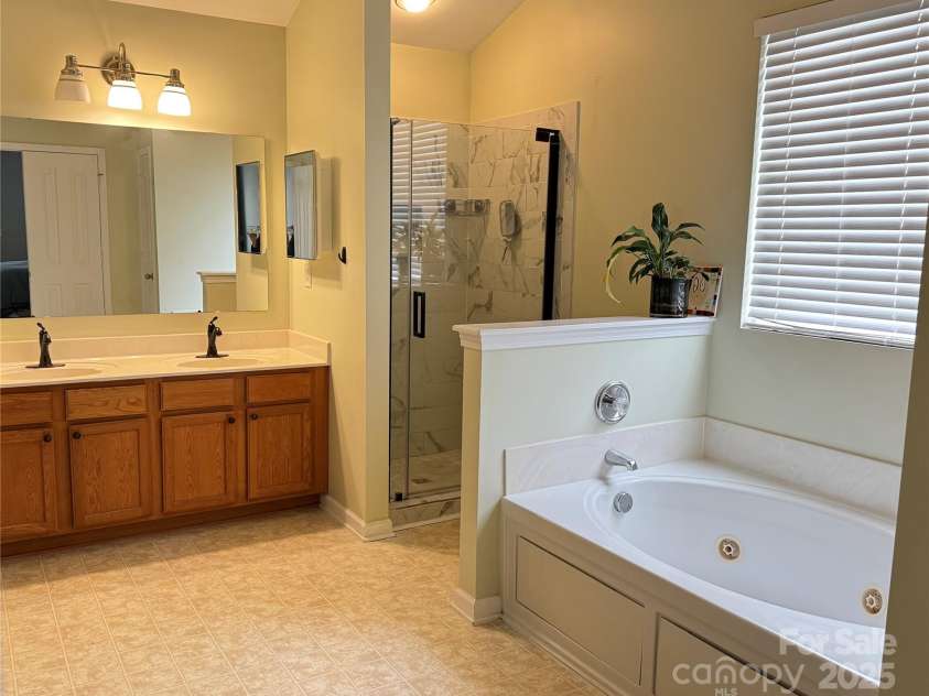 14809 Castletown House Drive, Charlotte, NC 28273.  MLS# CAR4223285, YatesRealty ID 9440. 