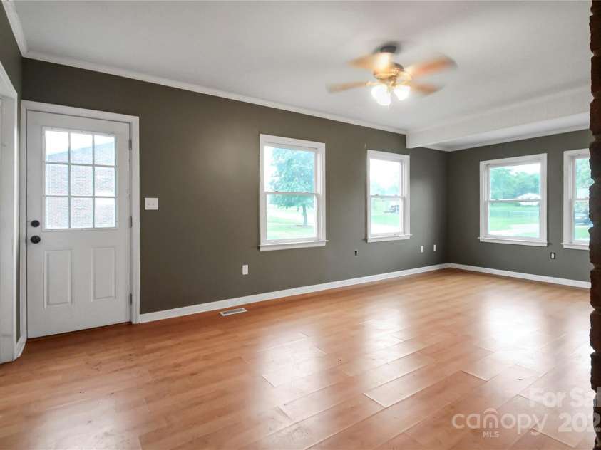 114 Southglenn Drive, Shelby, NC 28152.  MLS# CAR4251936, YatesRealty ID 9441. 