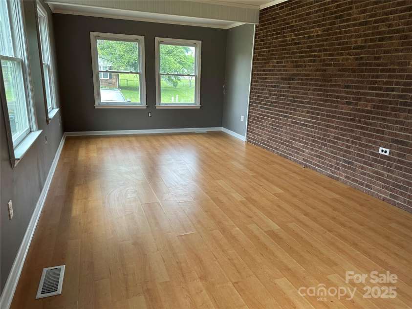 114 Southglenn Drive, Shelby, NC 28152.  MLS# CAR4251936, YatesRealty ID 9441. 