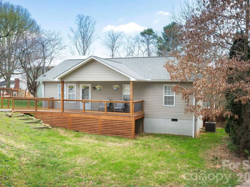 60 Huffman Road, Asheville, NC 28806.  MLS# CAR4361806, YatesRealty ID 9442. Large Front Yard