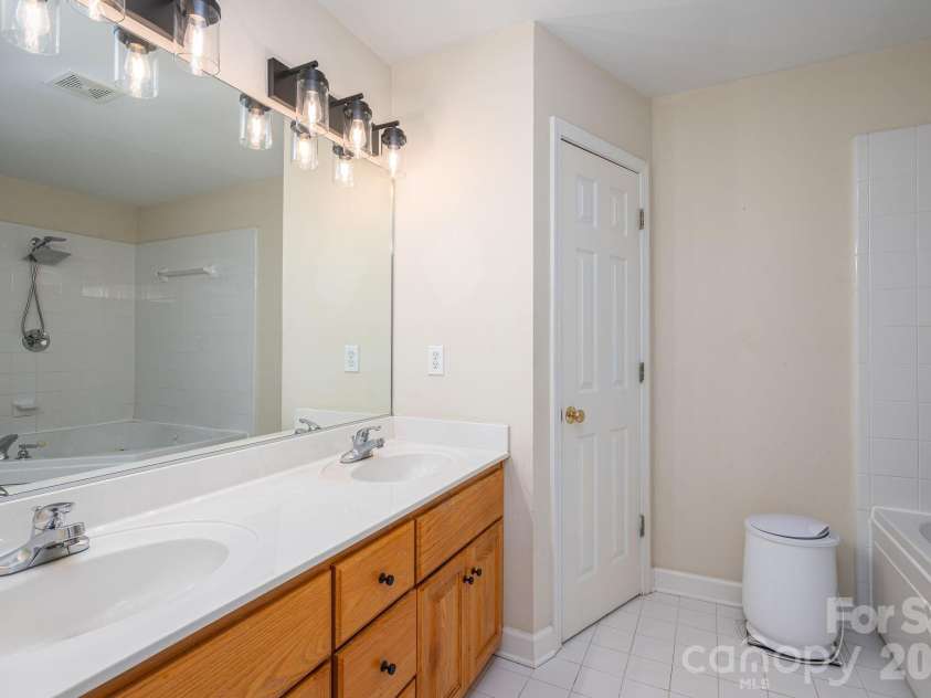 962 Huntington Hills Drive, Lincolnton, NC 28092.  MLS# CAR4357779, YatesRealty ID 9446. 