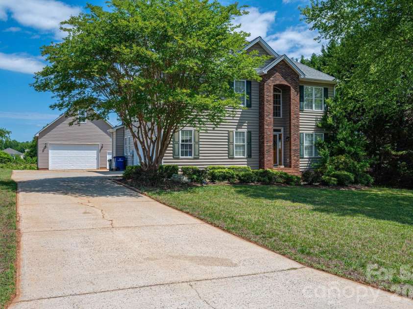 962 Huntington Hills Drive, Lincolnton, NC 28092.  MLS# CAR4357779, YatesRealty ID 9446. 