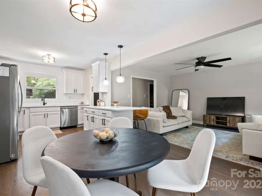 5442 Kinsale Lane, Charlotte, NC 28215.  MLS# CAR4305861, YatesRealty ID 945. 