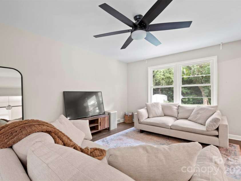 5442 Kinsale Lane, Charlotte, NC 28215.  MLS# CAR4305861, YatesRealty ID 945. 