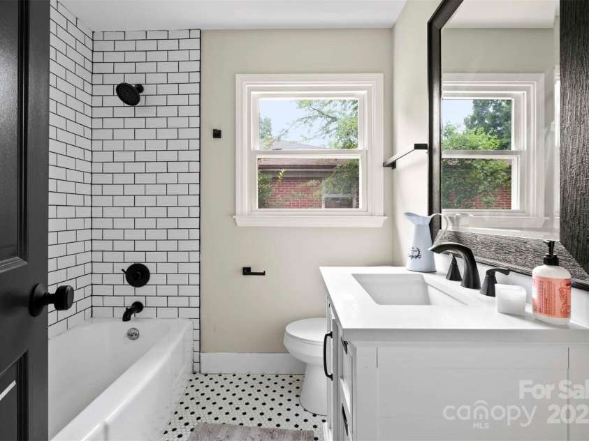 5442 Kinsale Lane, Charlotte, NC 28215.  MLS# CAR4305861, YatesRealty ID 945. 