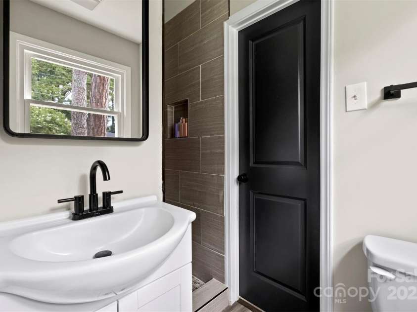 5442 Kinsale Lane, Charlotte, NC 28215.  MLS# CAR4305861, YatesRealty ID 945. 