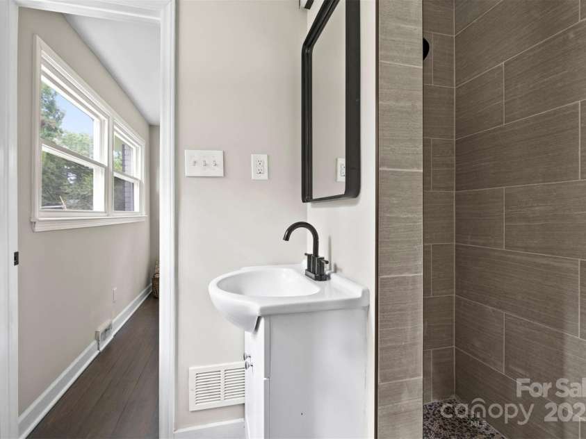 5442 Kinsale Lane, Charlotte, NC 28215.  MLS# CAR4305861, YatesRealty ID 945. 