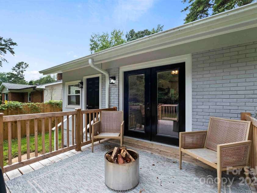 5442 Kinsale Lane, Charlotte, NC 28215.  MLS# CAR4305861, YatesRealty ID 945. 