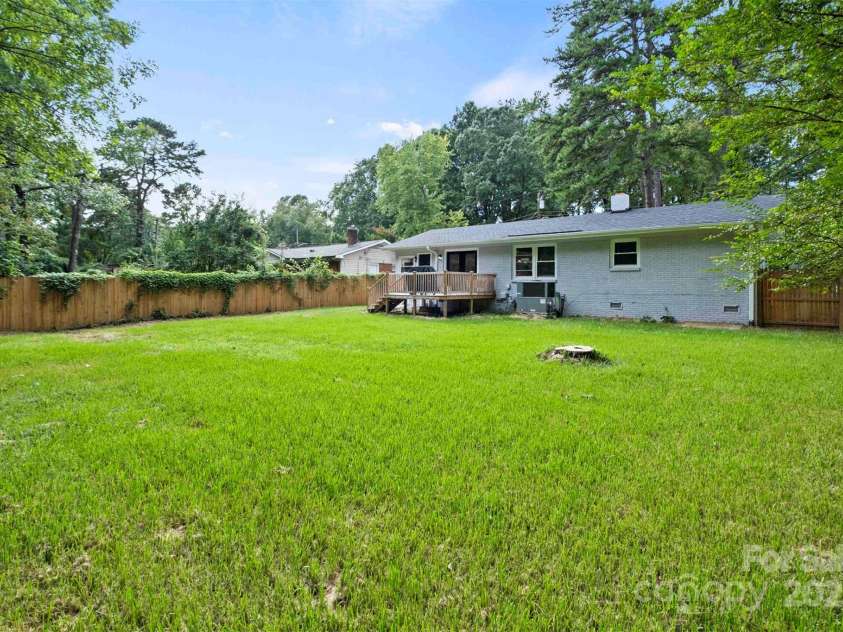 5442 Kinsale Lane, Charlotte, NC 28215.  MLS# CAR4305861, YatesRealty ID 945. 