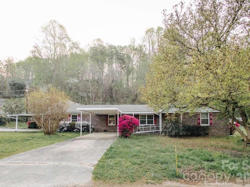 205 Bond Street, Marion, NC 28752.  MLS# CAR4366015, YatesRealty ID 9452. 