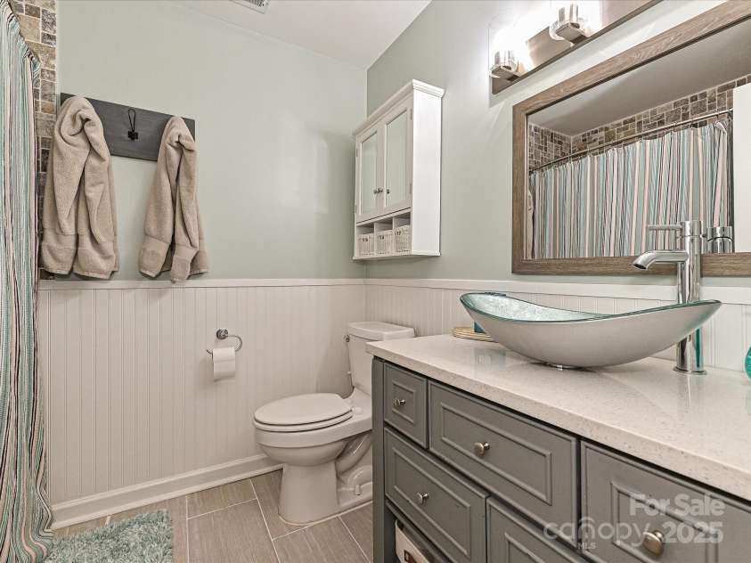 5091 Windward Drive, Tega Cay, SC 29708.  MLS# CAR4231303, YatesRealty ID 9459. Guest Bath