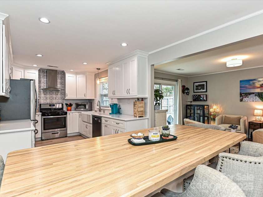 5091 Windward Drive, Tega Cay, SC 29708.  MLS# CAR4231303, YatesRealty ID 9459. Kitchen Island