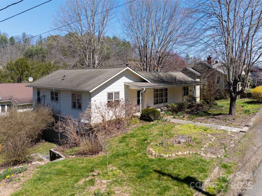 170 Pleasant Valley Road, Burnsville, NC 28714.  MLS# CAR4121722, YatesRealty ID 9462. 
