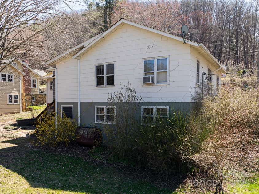 170 Pleasant Valley Road, Burnsville, NC 28714.  MLS# CAR4121722, YatesRealty ID 9462. 