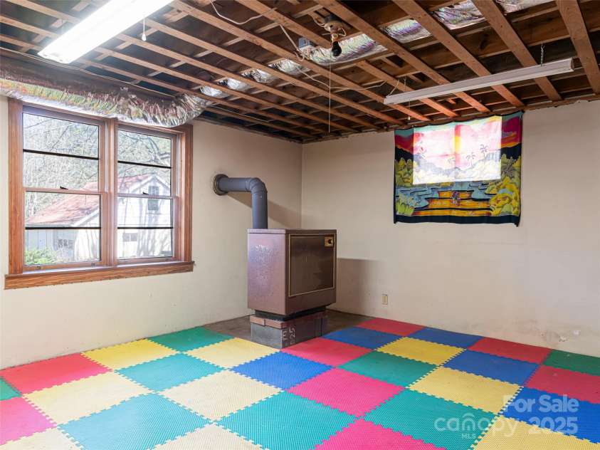 170 Pleasant Valley Road, Burnsville, NC 28714.  MLS# CAR4121722, YatesRealty ID 9462. Stove does not convey