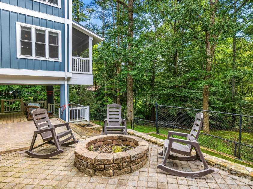 135 Dogwood Drive, Brevard, NC 28712.  MLS# CAR4296254, YatesRealty ID 9463. 
