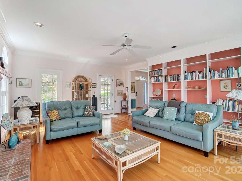 3717 Bodenham Court, Charlotte, NC 28215.  MLS# CAR4240203, YatesRealty ID 9464. Great room with built-ins