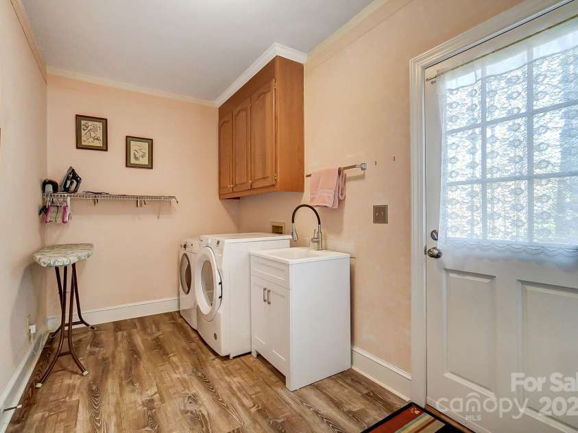 3717 Bodenham Court, Charlotte, NC 28215.  MLS# CAR4240203, YatesRealty ID 9464. Large laundry room with sink and cabinets.