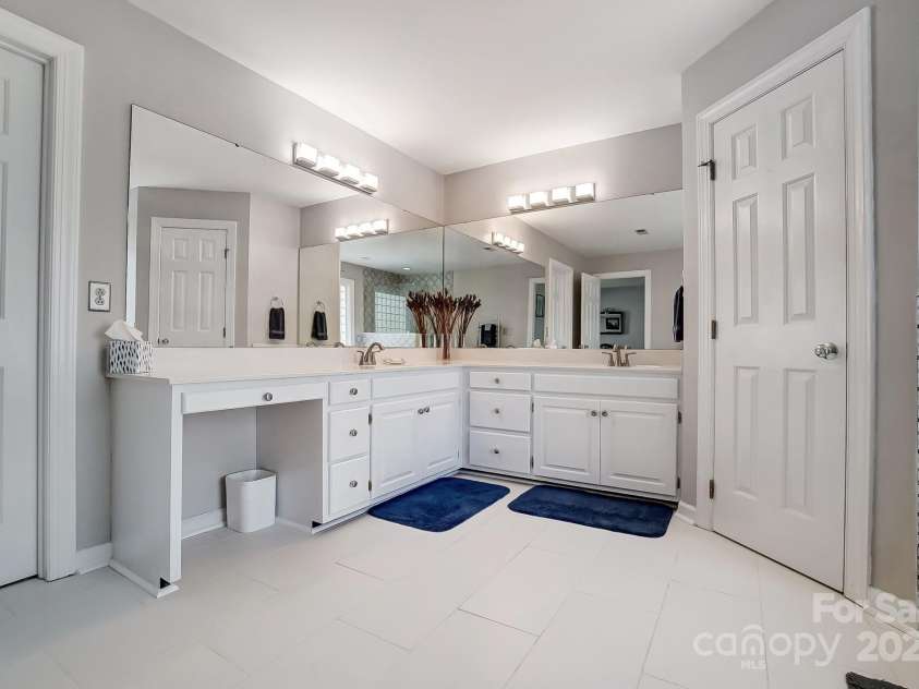 3717 Bodenham Court, Charlotte, NC 28215.  MLS# CAR4240203, YatesRealty ID 9464. Primary Bathroom with 2 sinks and seperate water closet.