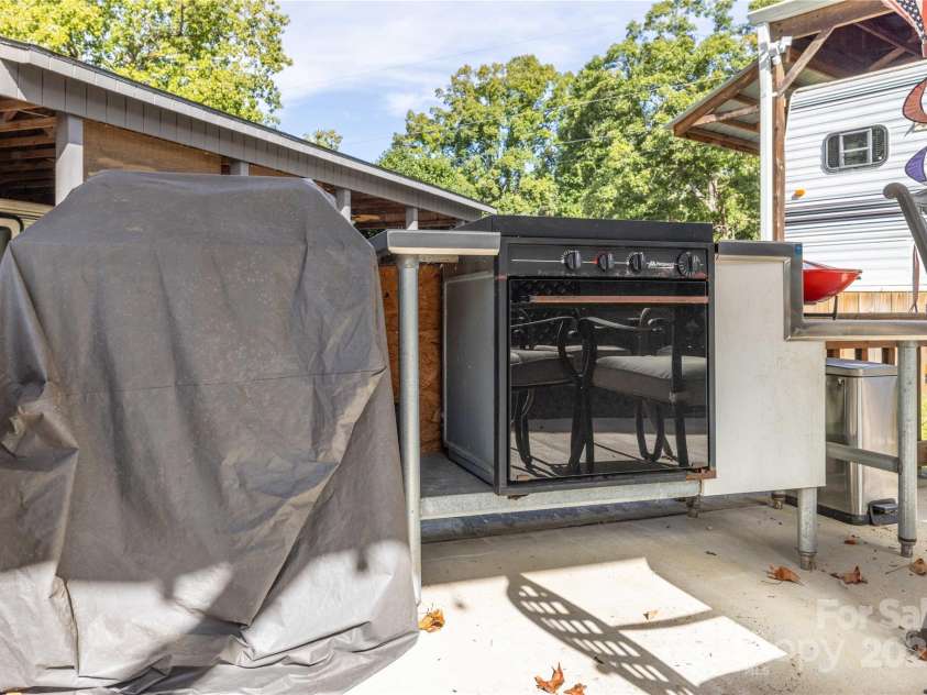 171 Holly Harbor Trail, Mount Gilead, NC 27306.  MLS# CAR4309223, YatesRealty ID 9466. Oven and Gas Grill