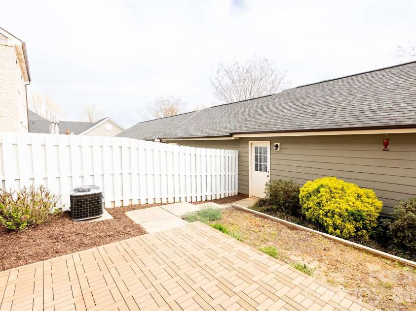 1123 Inn Keepers Way, Cornelius, NC 28031.  MLS# CAR4362117, YatesRealty ID 9467. 
