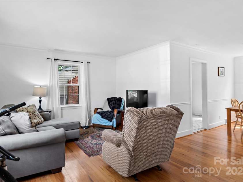 2426 Queen Street, Winston Salem, NC 27103.  MLS# CAR4242940, YatesRealty ID 9468. 