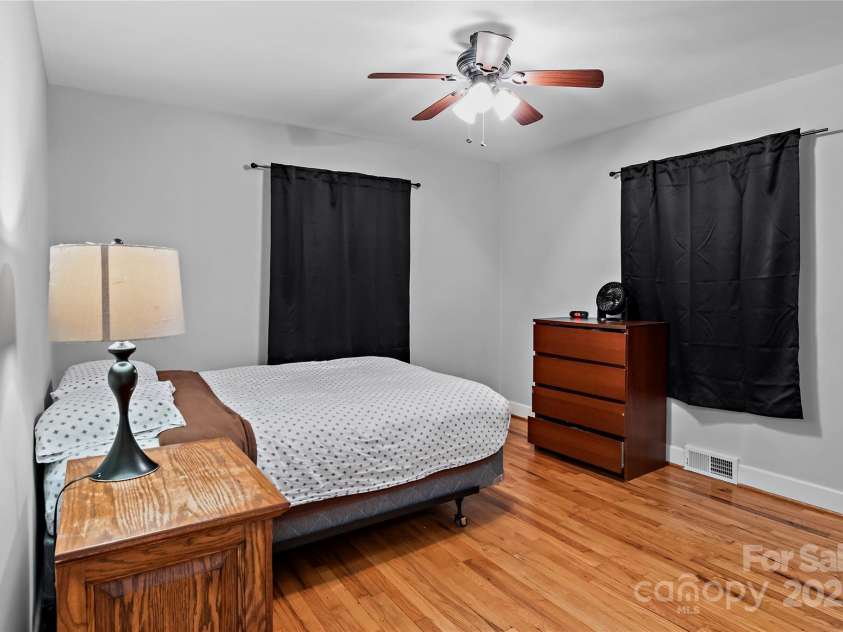 2426 Queen Street, Winston Salem, NC 27103.  MLS# CAR4242940, YatesRealty ID 9468. 